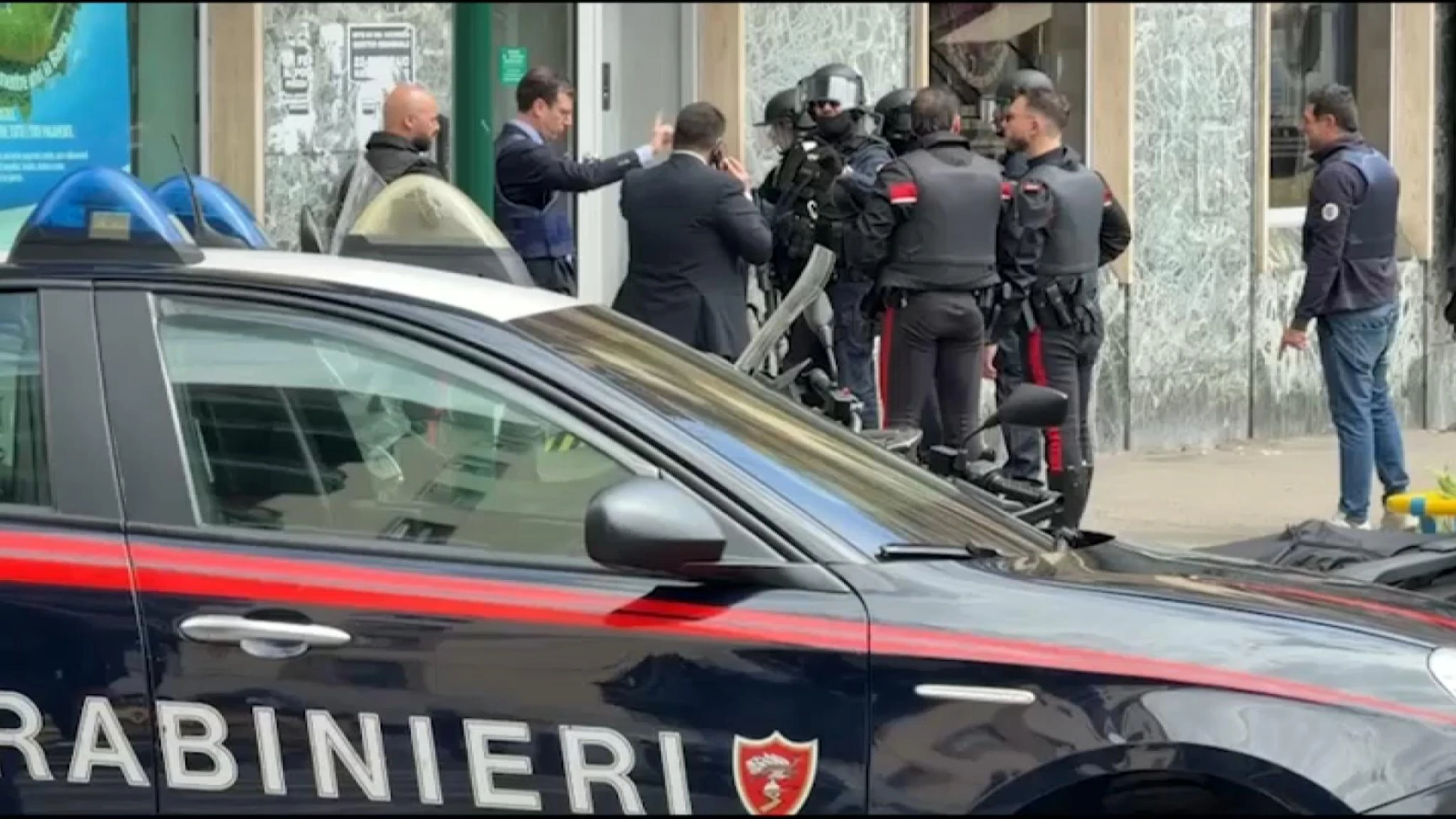 Rapina a Napoli. L'amarezza dei clienti: 