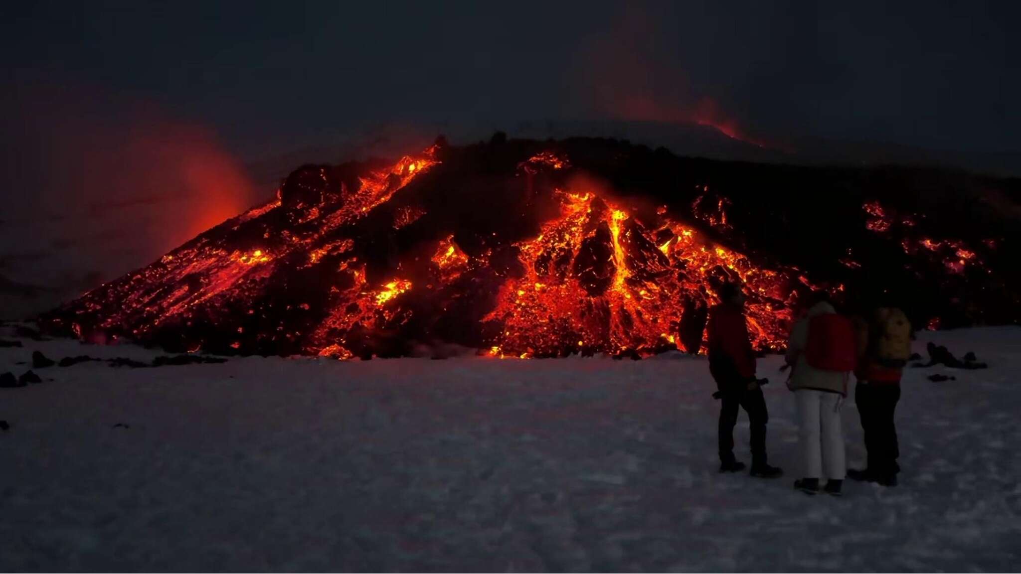 Etna, la lingua incandescente dalla colata lavica vista al tramonto