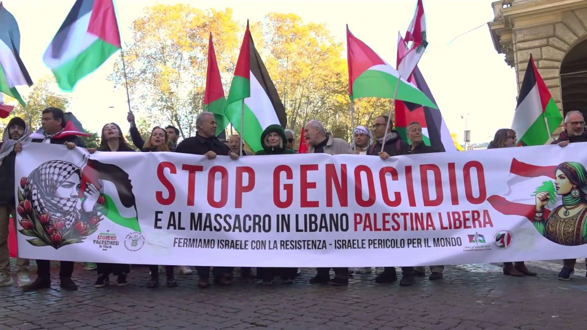 Roma, corteo pro Palestina. Volti di ministri con sangue. Donna con finta 