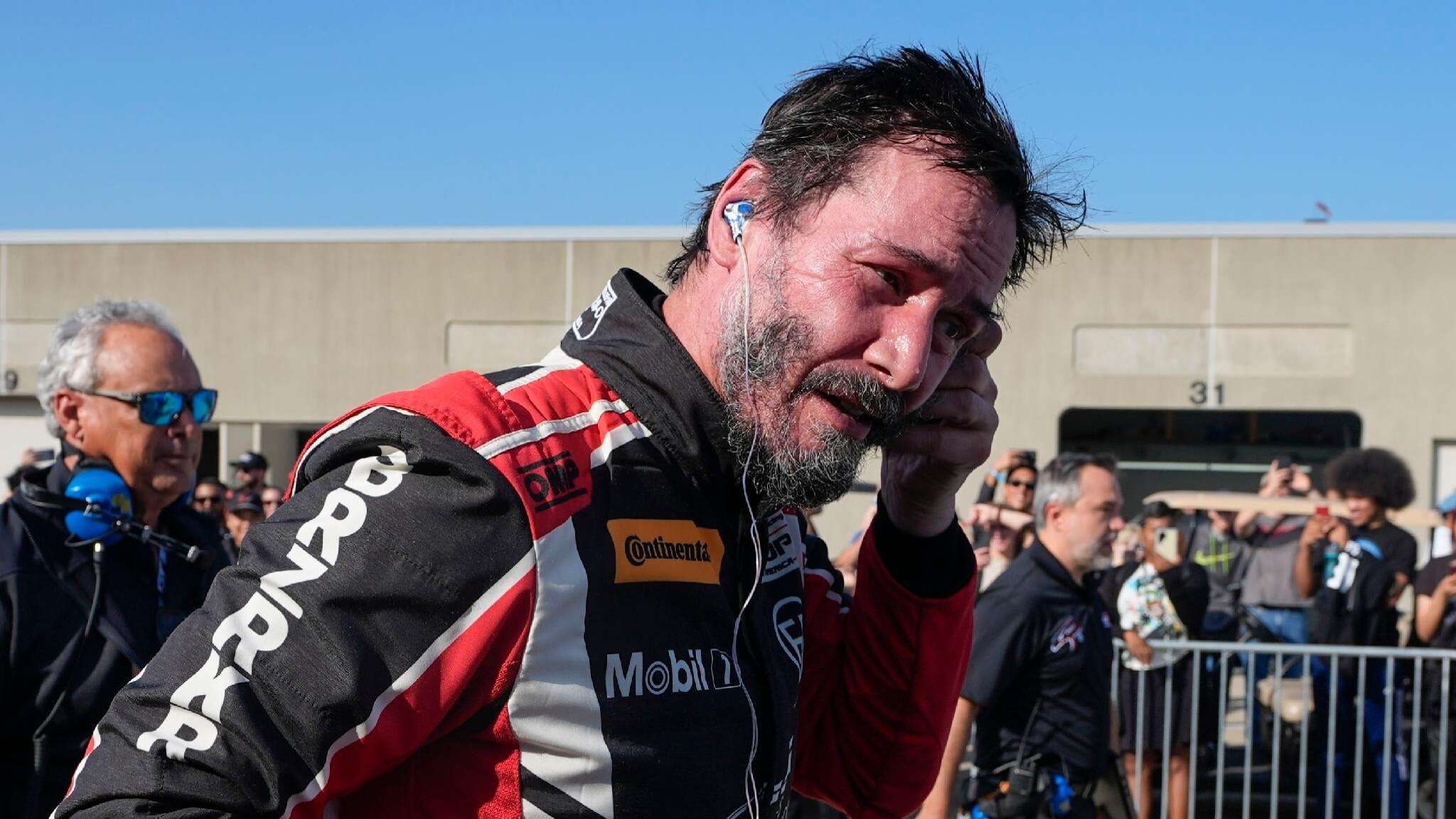 Keanu Reeves debutta come pilota a Indianapolis ma sbanda e finisce fuori pista