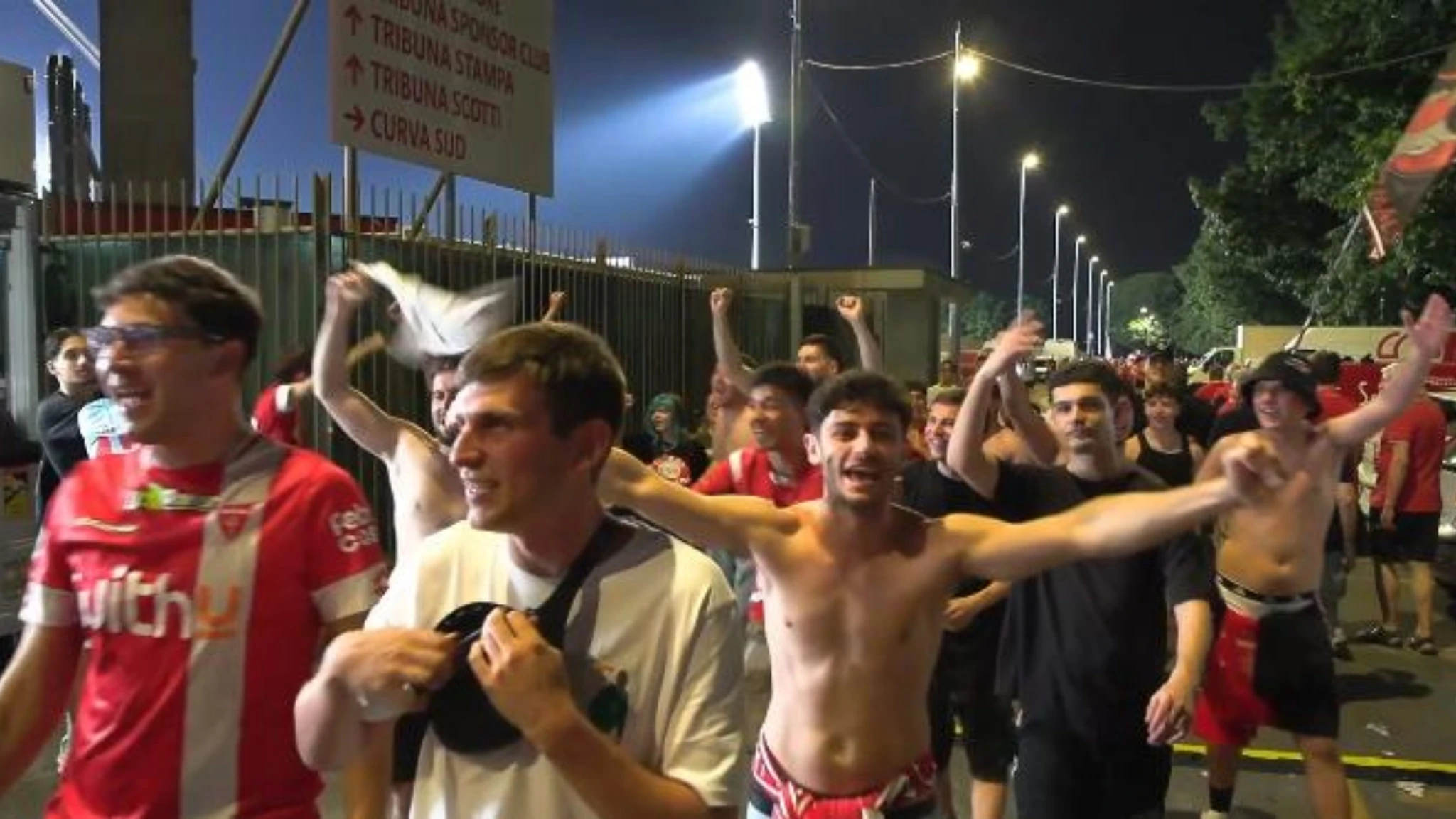 Il Monza torna in Serie A, la gioia dei tifosi dopo la partita