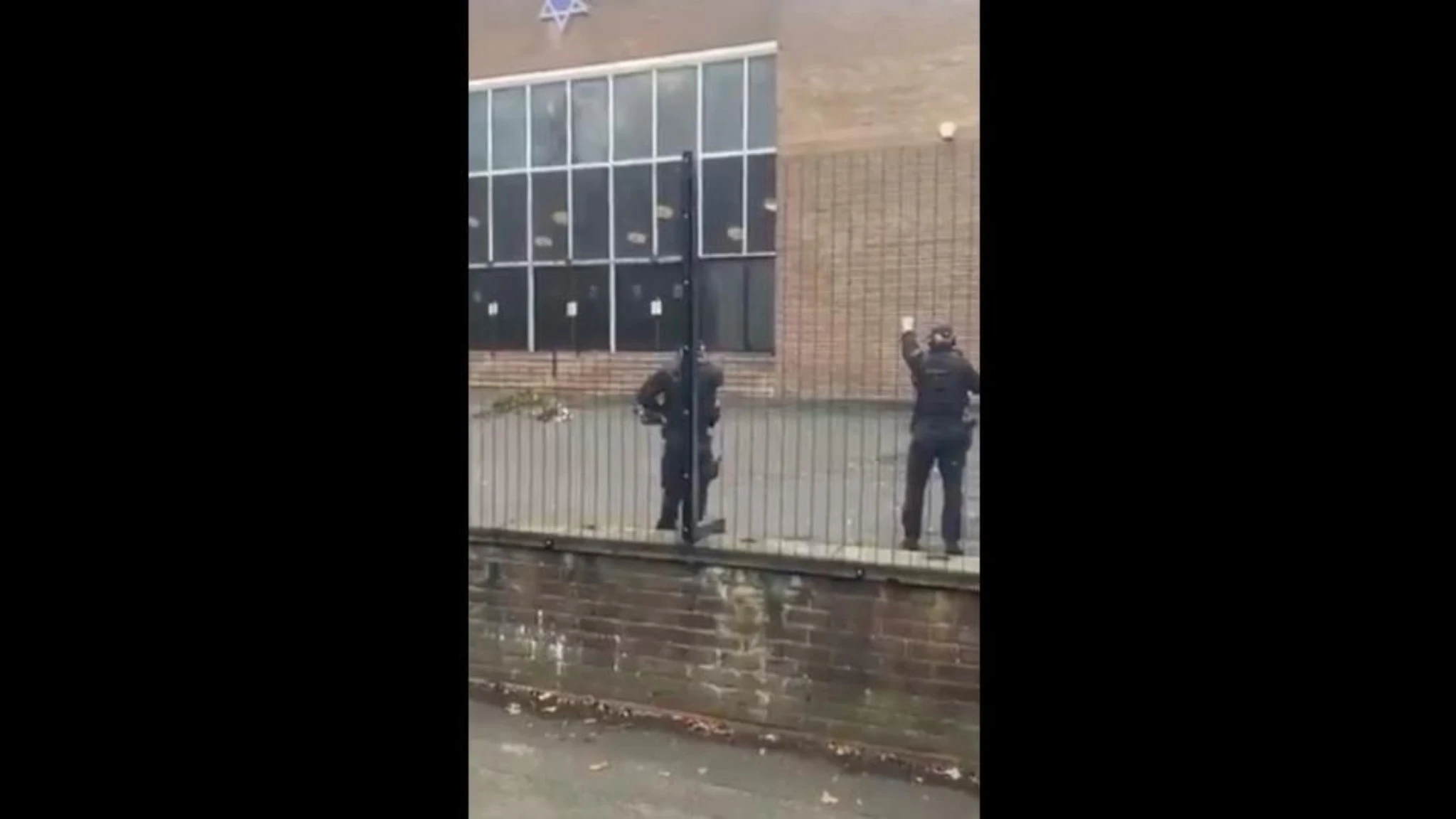 Assalto alla sinagoga, il momento in cui la polizia intercetta l'aggressore