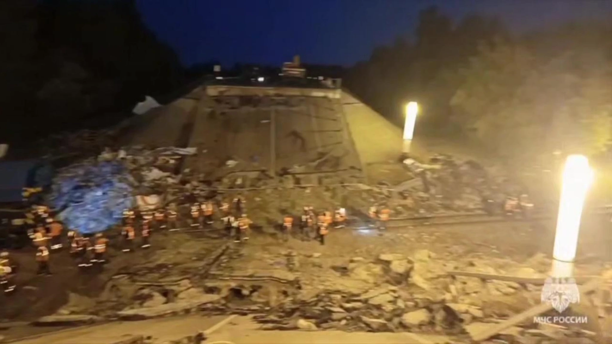 La vista impressionante dal drone del disastro ferroviario dopo la bomba ucraina a Bryansk
