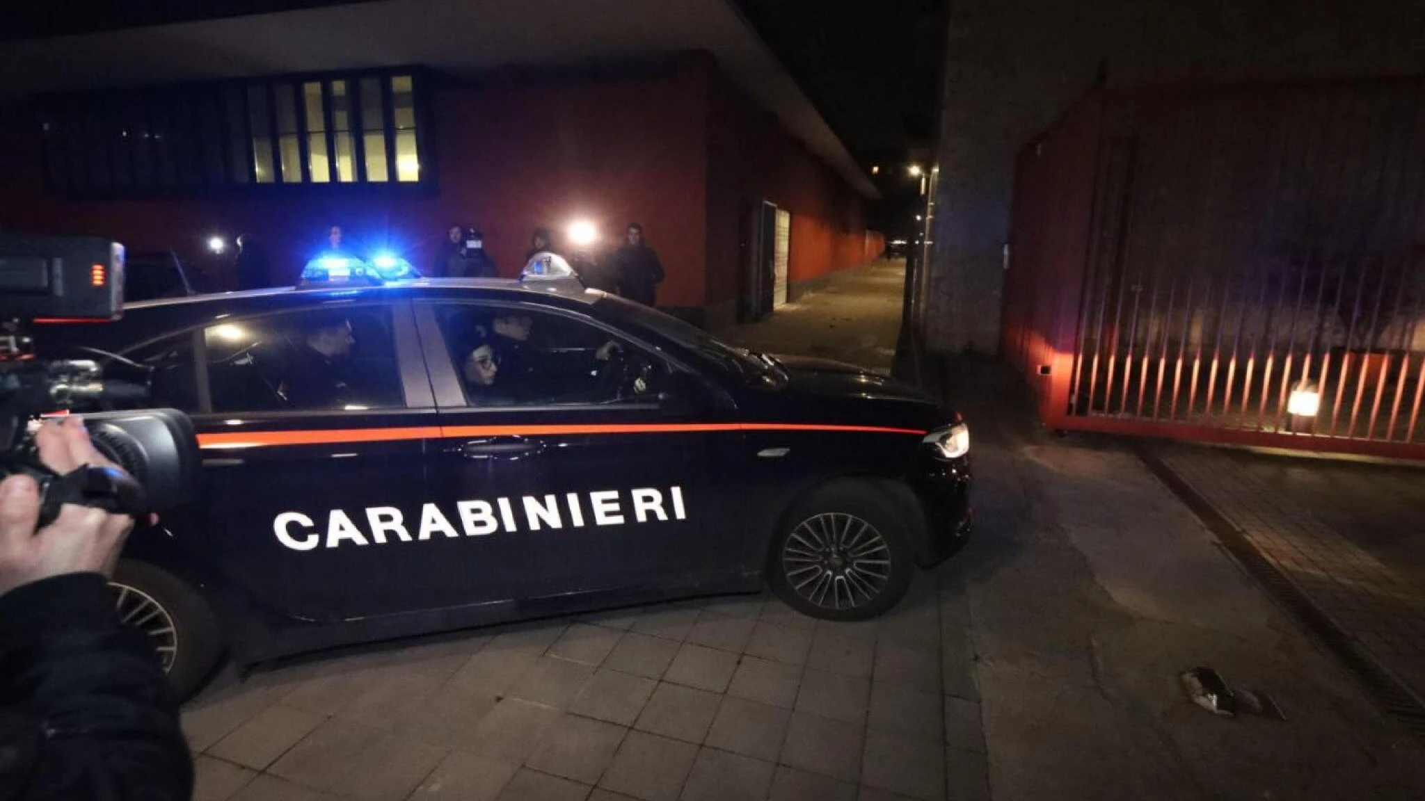 Entra in casa per rubare e uccide domestico strangolandolo, arrestato