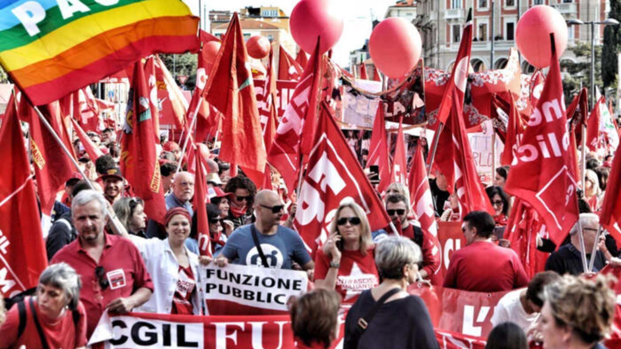 Sindacati a Bologna, 30mila in piazza Maggiore. Landini: 