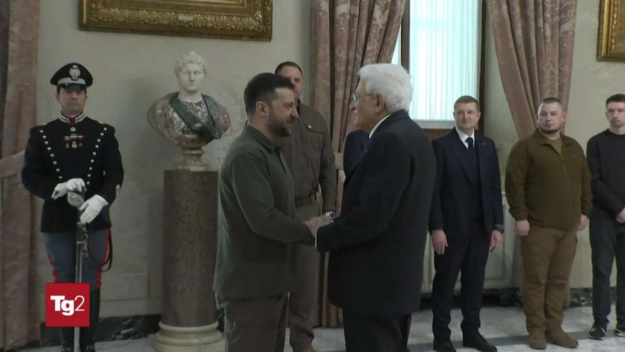 Mattarella riceve Zelensky al Quirinale. Il presidente ucraino lo invita a Kiev