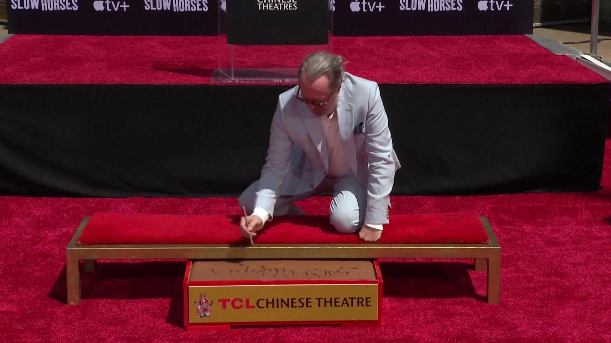 Il premio Oscar Gary Oldman lascia le sue impronte a Hollywood