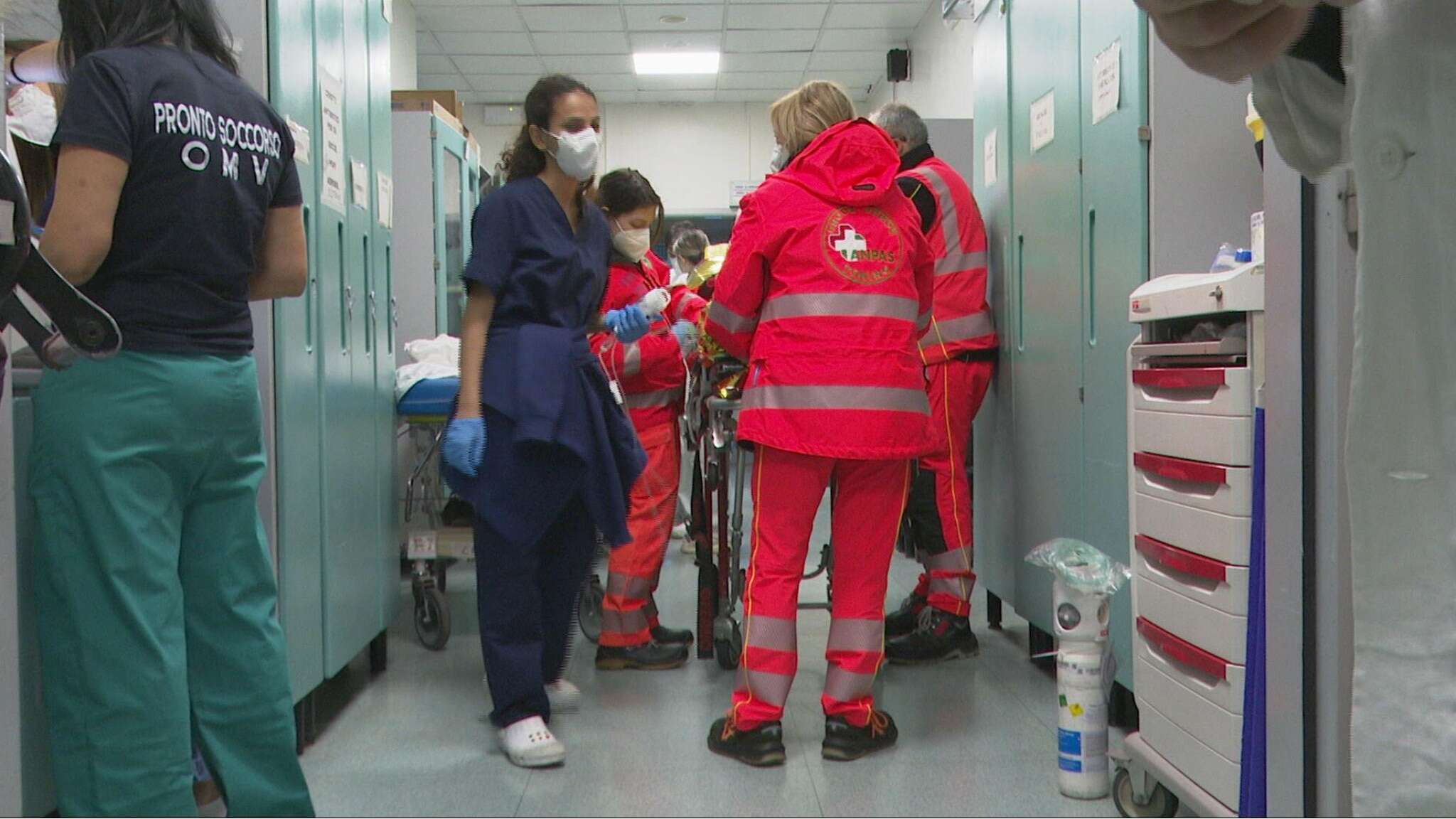 Verso il picco dell'influenza, in alcuni ospedali tornano le mascherine