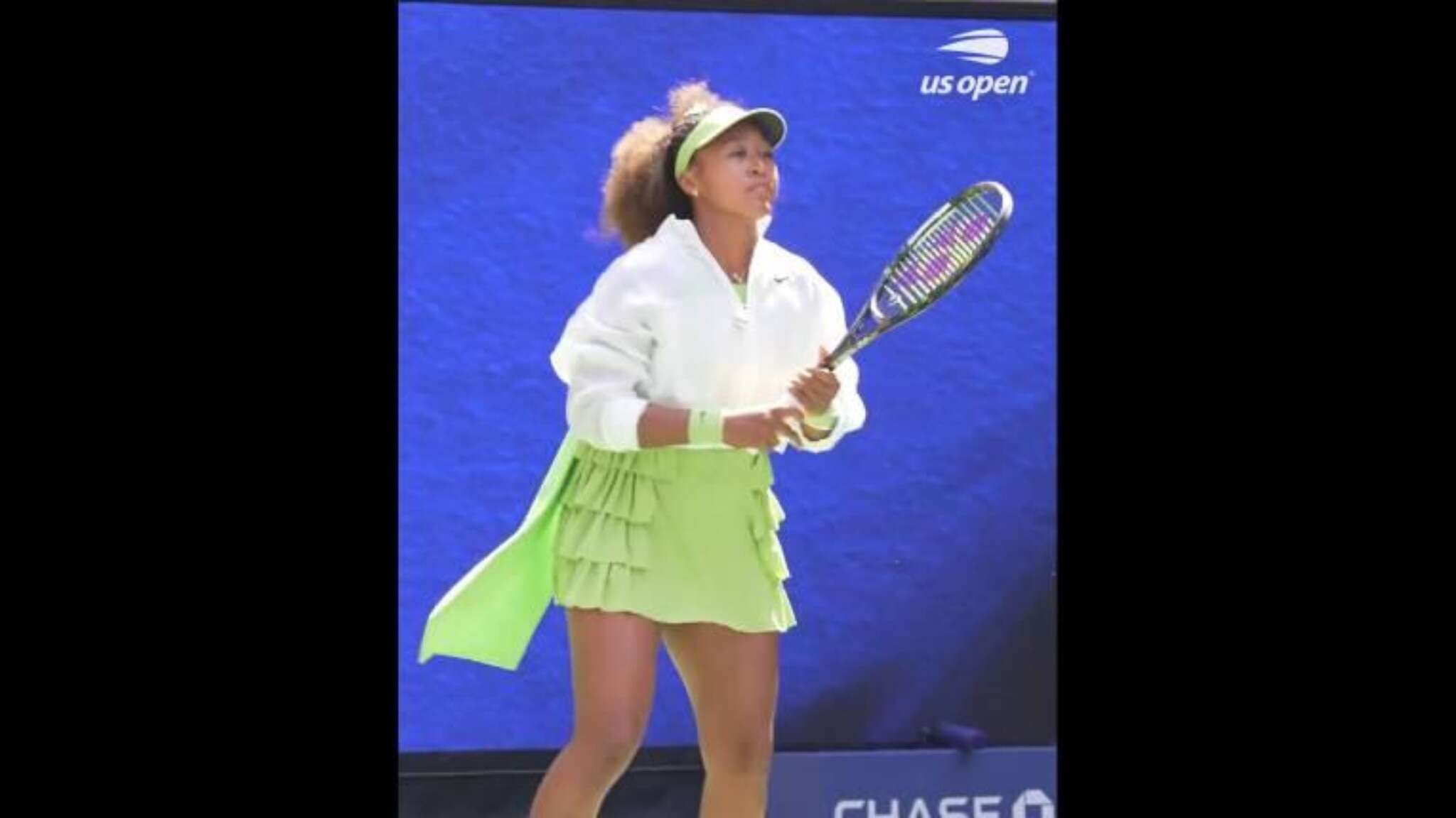 La gonna a ruota, il grande fiocco verde. Naomi Osaka sembra un cartone animato