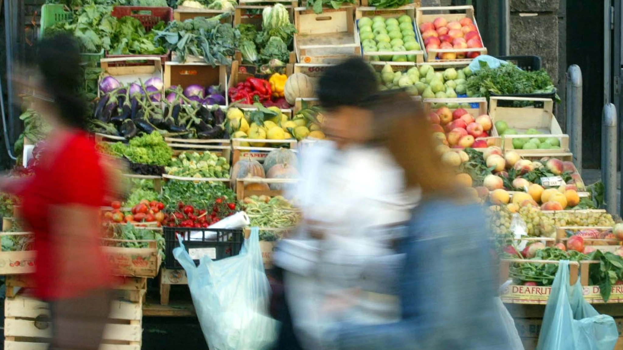 Caro carburanti, schizzano i prezzi di frutta e verdura. Nel dettaglio, alimenti e aumenti