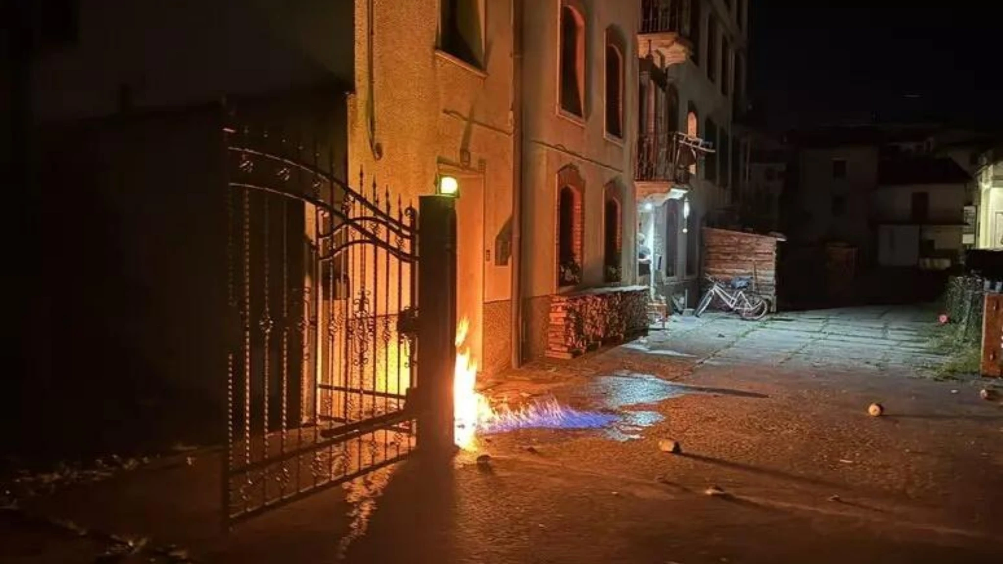 Bottiglie incendiarie contro la casa del giornalista Adriano Cappellari che difese don Patriciello