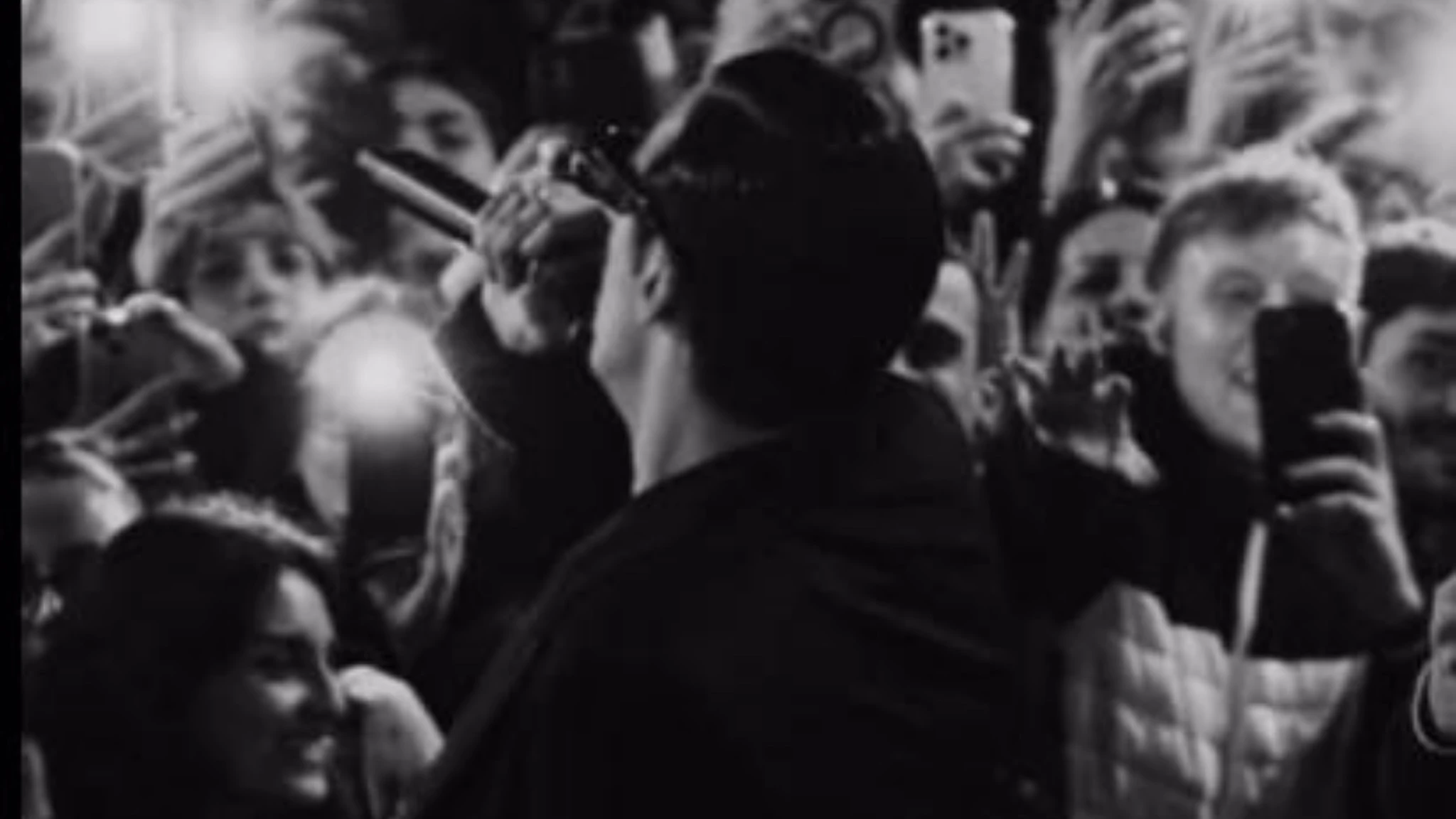 Achille Lauro omaggia Roma: il nuovo secret show è un concerto a sorpresa a Piazza di Spagna
