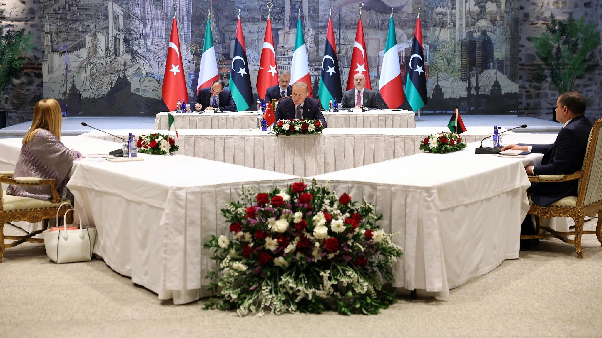 Meloni vola da Erdogan per incontrare anche Dbeibah, patto su migrazioni e sostegno alla Libia