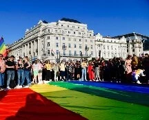Ungheria, in piazza contro la legge che vieta contenuti LGBT ai minori