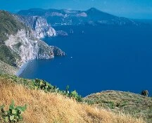 Lipari, turista muore precipitando in una scarpata