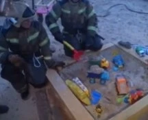 Russia: pompieri stressati dagli incendi, giocano con macchinine per bimbi