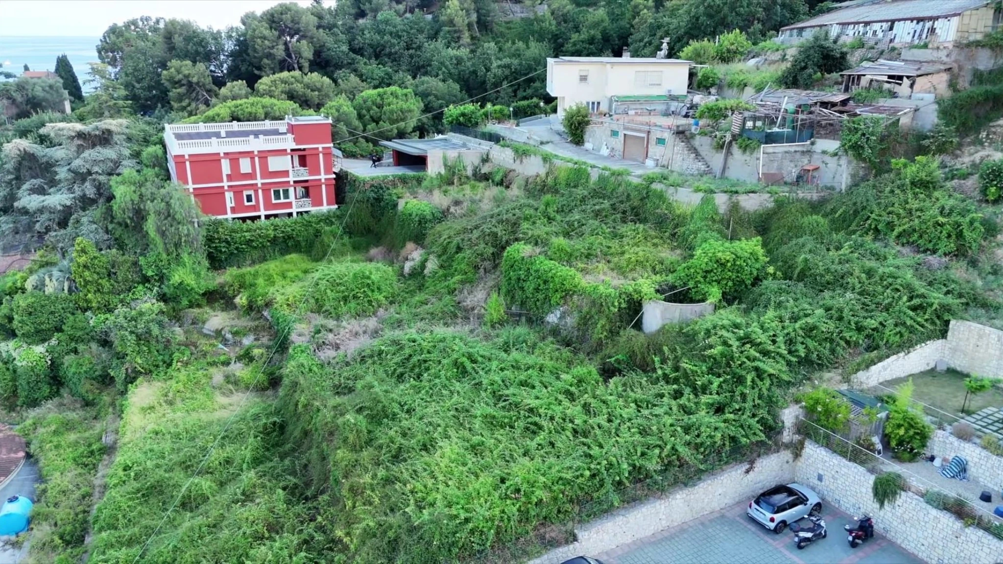 Bambino scomparso: il drone in volo sull'area delle ricerche, tra dirupi e fitta vegetazione