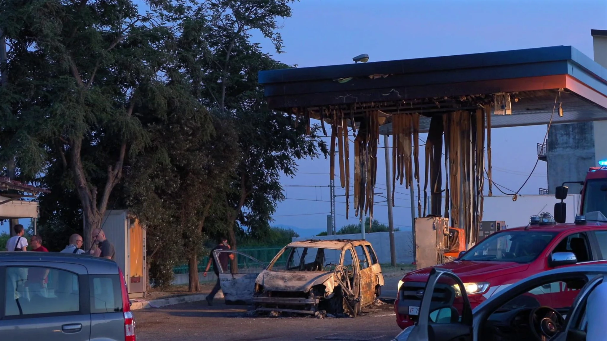 Il macabro ritrovamento dei corpi carbonizzati: le immagini della rimozione dell'auto in Calabria