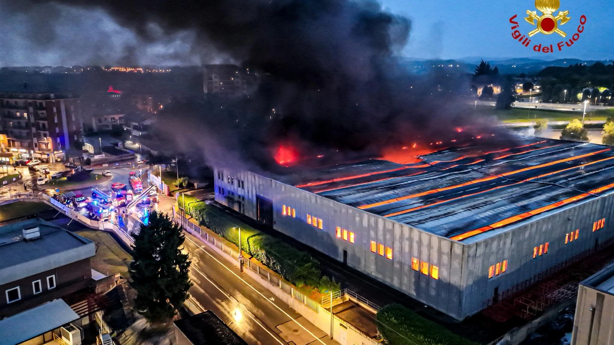 Il video delle vaste fiamme che avvolgono l'Eurostamp di Pianezza, Torino
