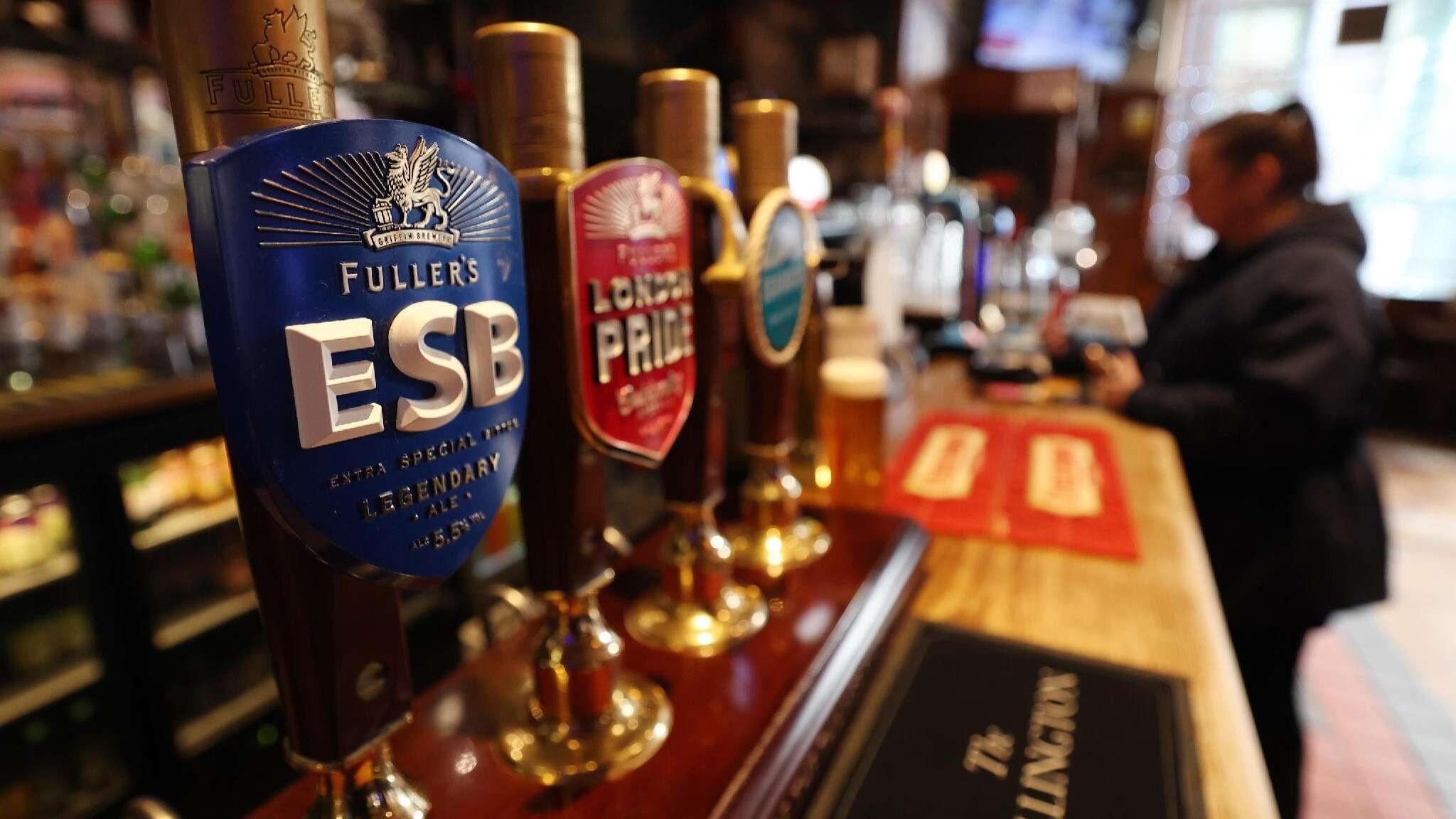 Sempre meno pub in Gb, il premier Starmer aderisce a campagna per salvarli