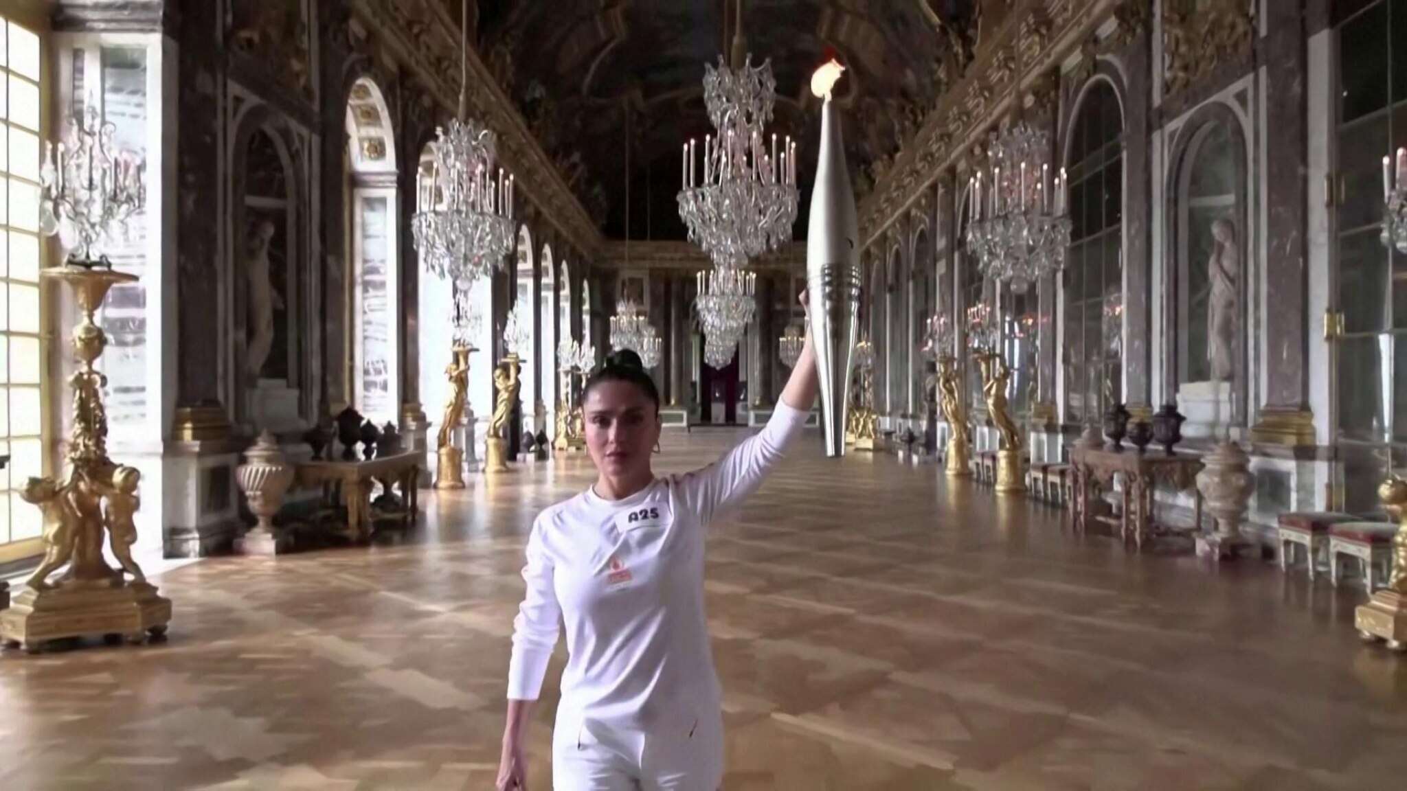 Parigi 2024, il video della torcia olimpica che attraversa la Reggia di Versailles