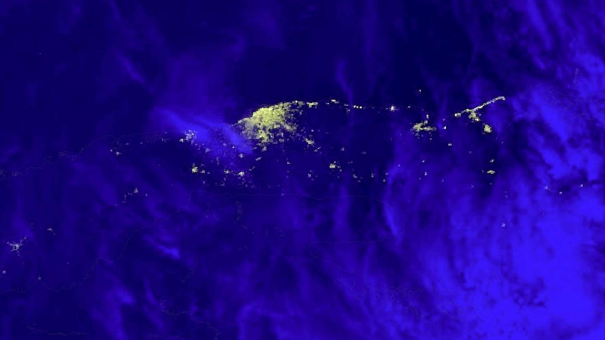 Le immagini satellitari mostrano le luci notturne a Cuba prima e dopo il blackout