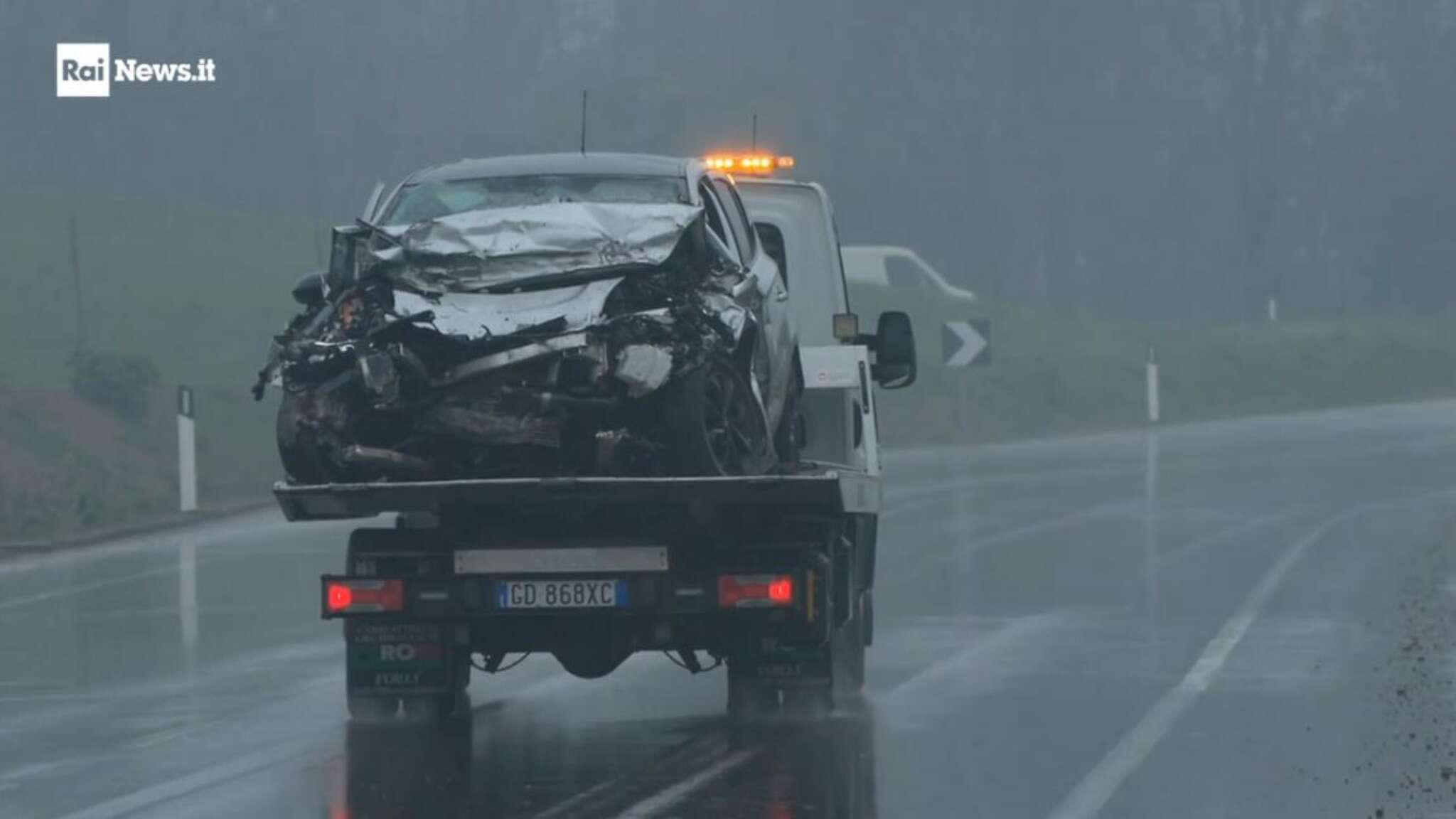 Scontro mortale tra auto e camion, i carroattrezzi al lavoro per spostare i mezzi incidentati