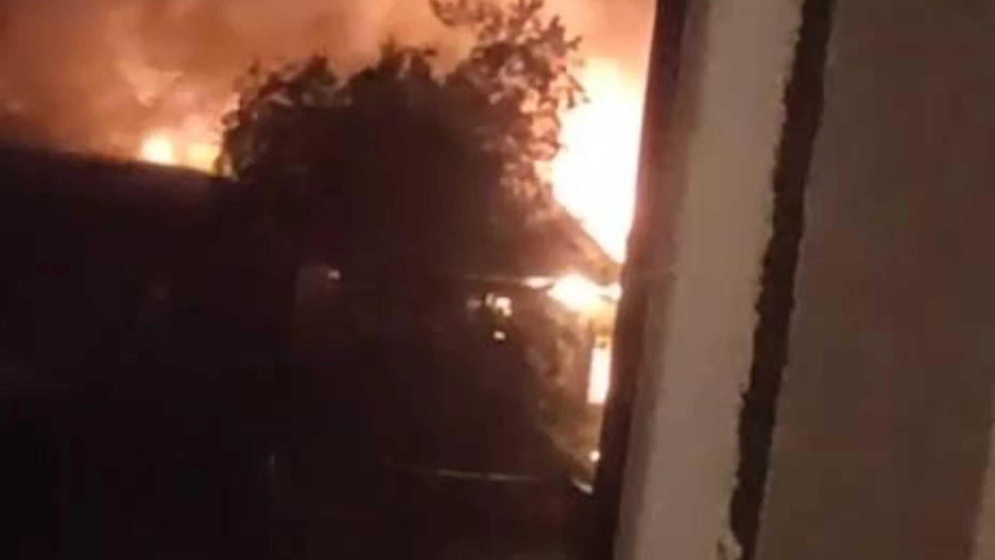 Il fuoco lambisce la finestra: vasto incendio dopo violento raid russo a Kharkiv