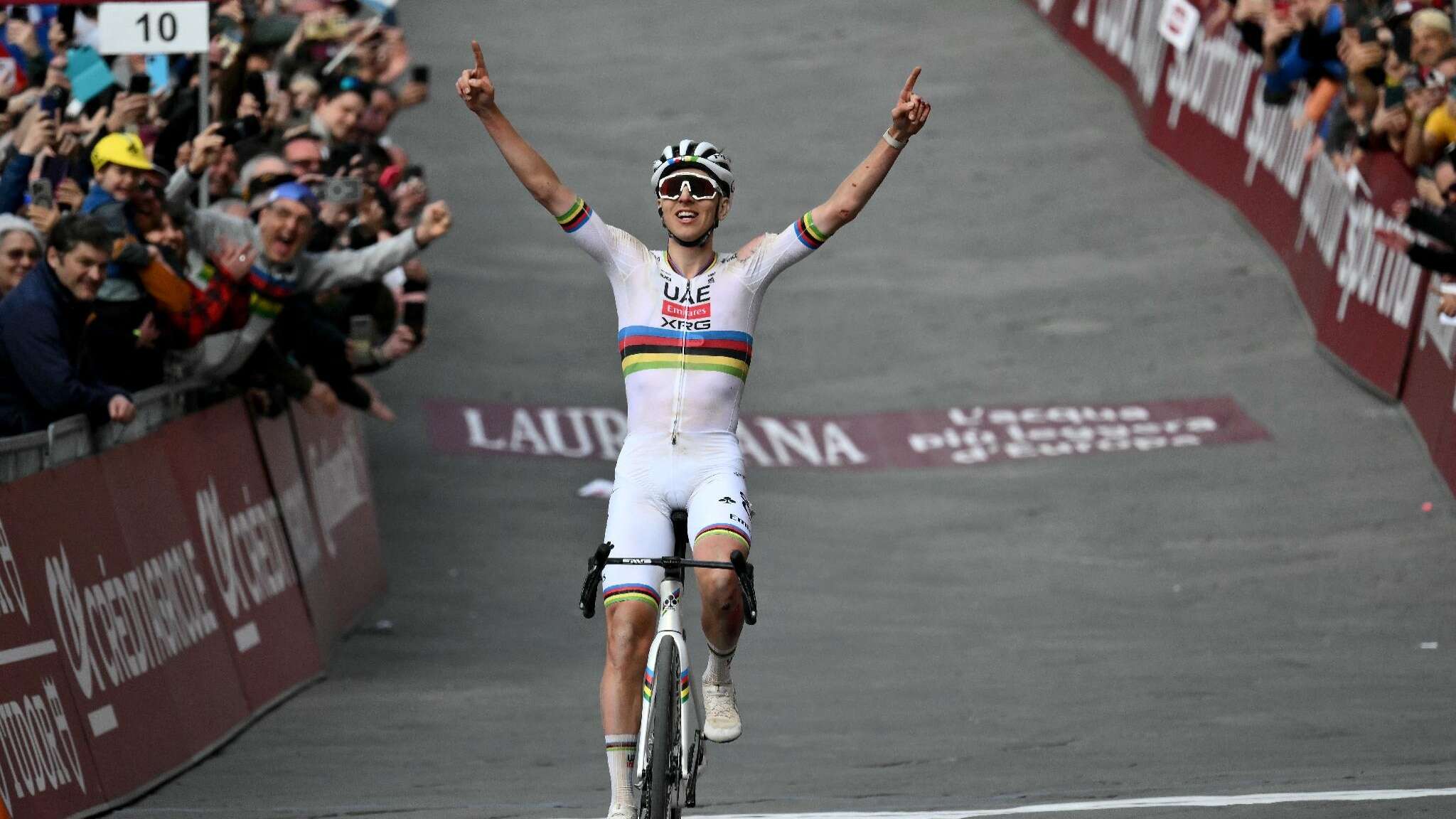 Ciclismo, Tadej Pogačar vince Strade Bianche per la terza volta