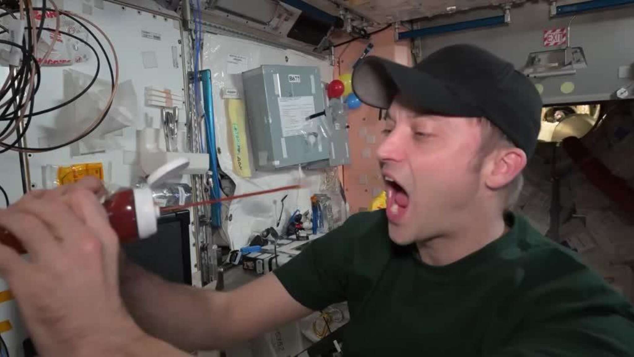 Un astronauta della NASA spiega come mangiare il ketchup a gravità zero