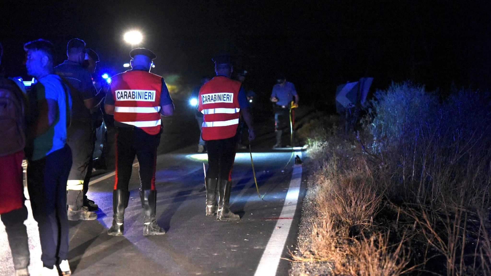 Fuggono al posto di blocco e si schiantano, muore un 16enne