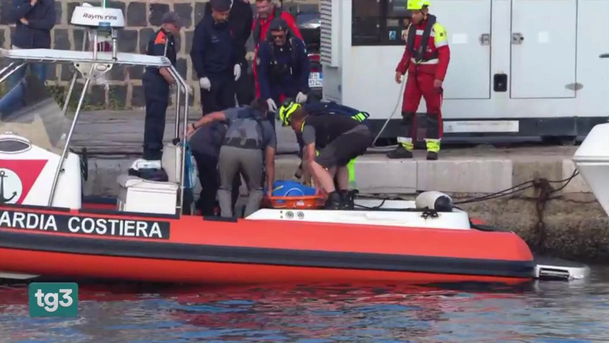 Portato a terra il corpo del sub morto durante i lavori di recupero del Bayesan