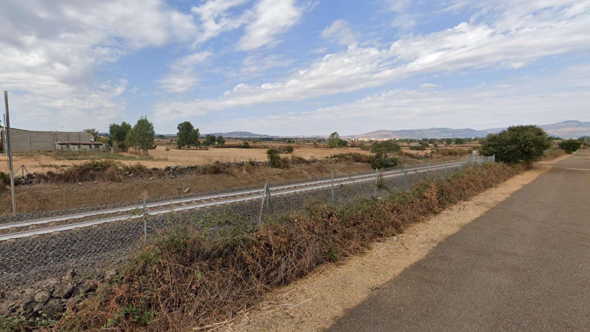 Passeggiava con il cane lungo i binari, travolta dal treno nell'Oristanese