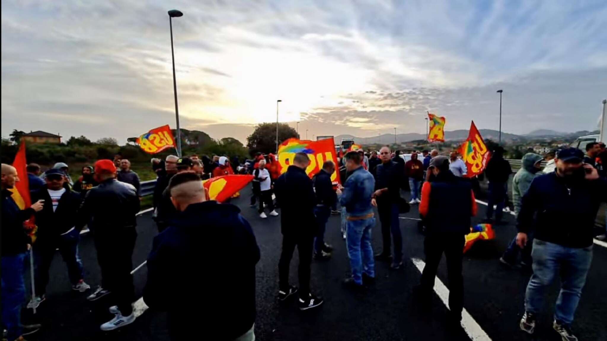 Ilva: i sindacati sono a Palazzo Chigi. Il corteo blocca l'autostrada verso Roma