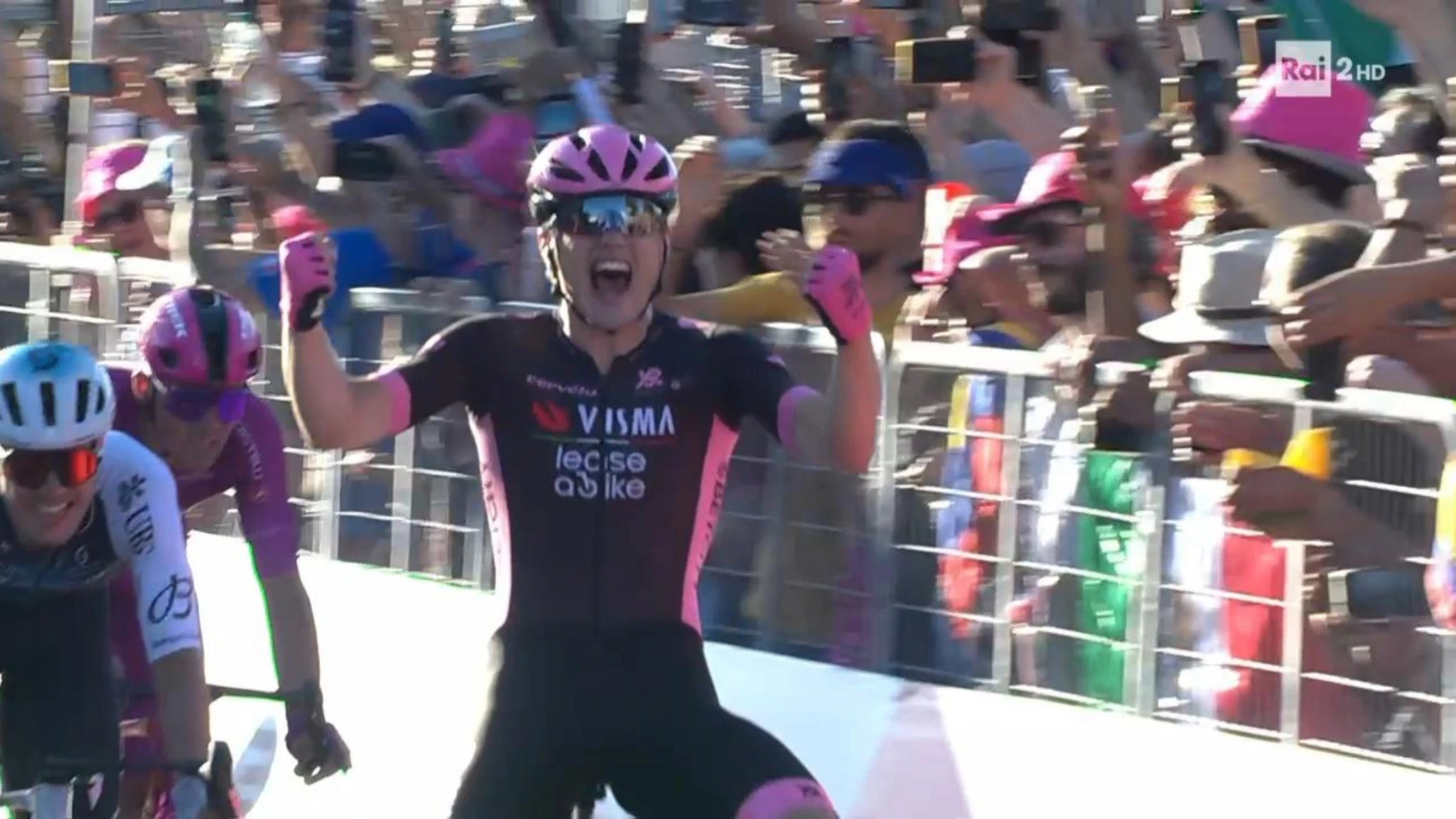Giro d’Italia 2025: Kooij taglia per primo il traguardo, per Visma è un grande successo di squadra