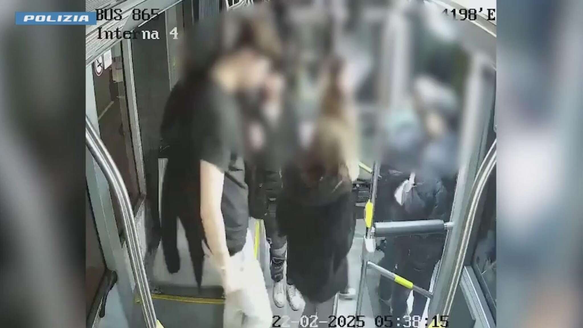 Giovani spagnoli aggrediti e rapinati sul bus, uno di loro accoltellato: fermati 4 ragazzi