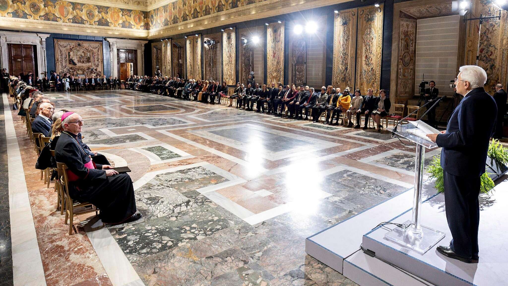 Mattarella: “La diplomazia ha un compito alto: scongiurare le guerre”