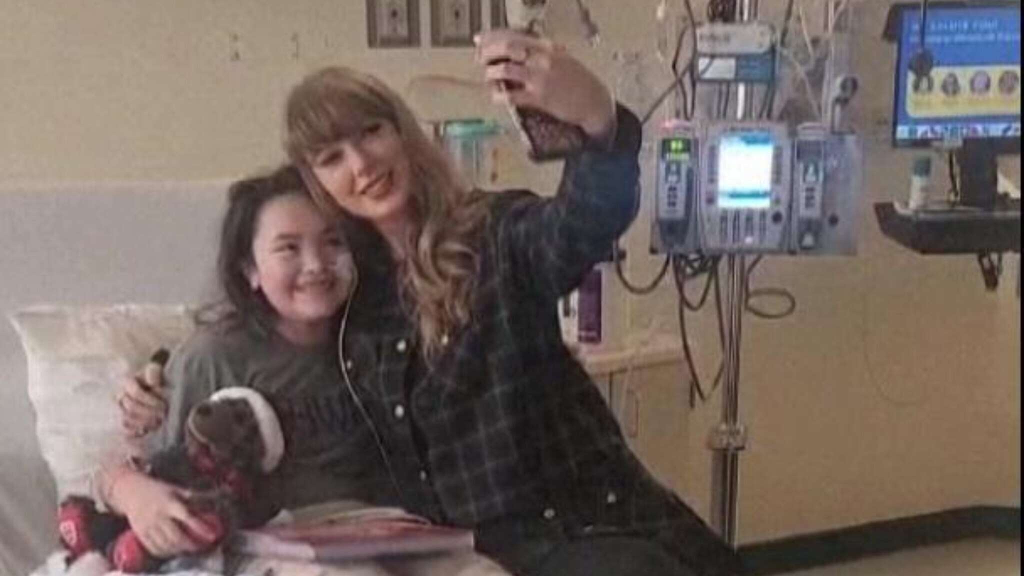 Taylor Swift fa una visita a sorpresa ai bambini di un ospedale di Kansas City