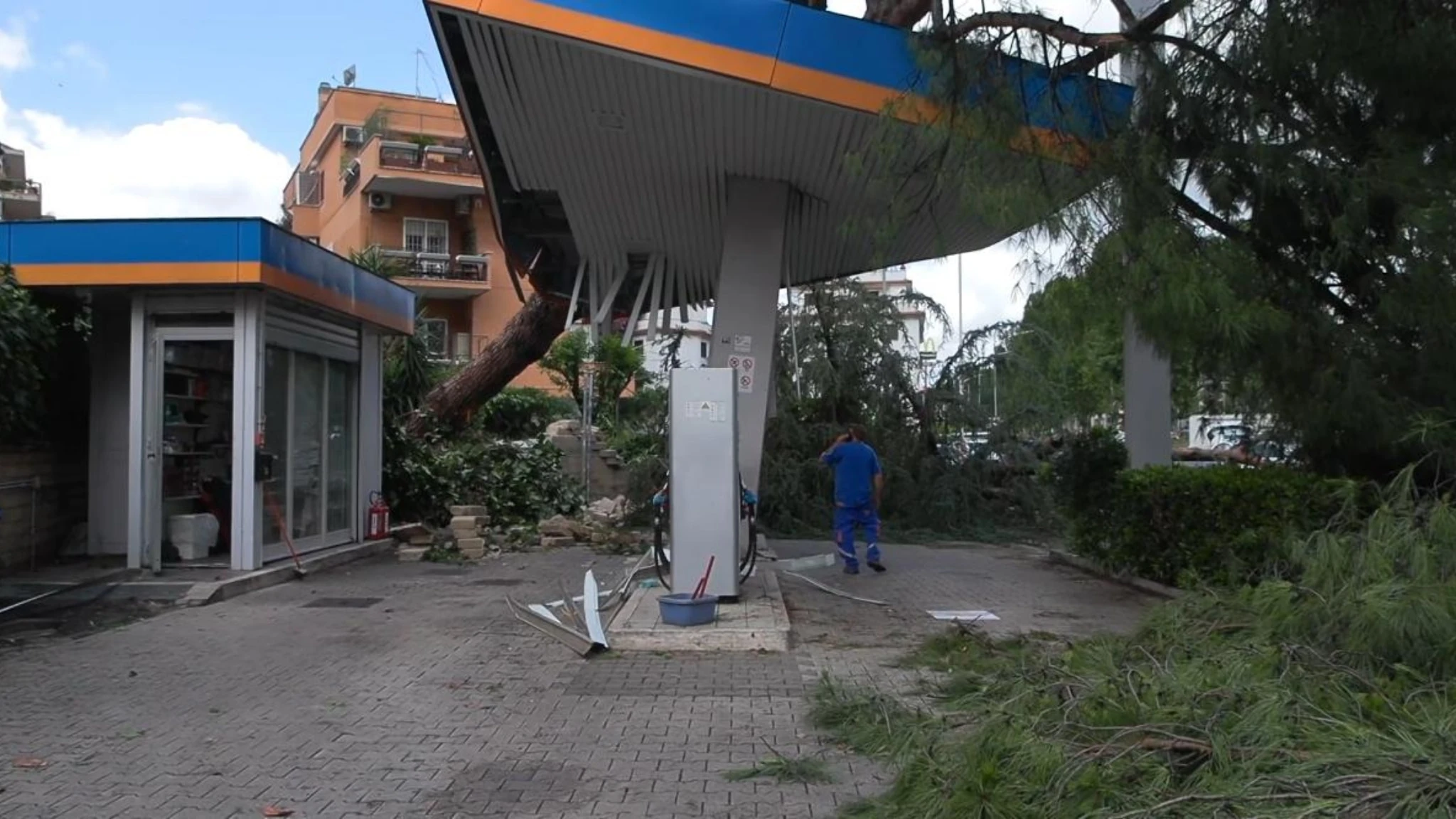 Tornado su Roma, la tromba d'aria a Roma che ha travolto la zona nord: alberi crollati, traffico out