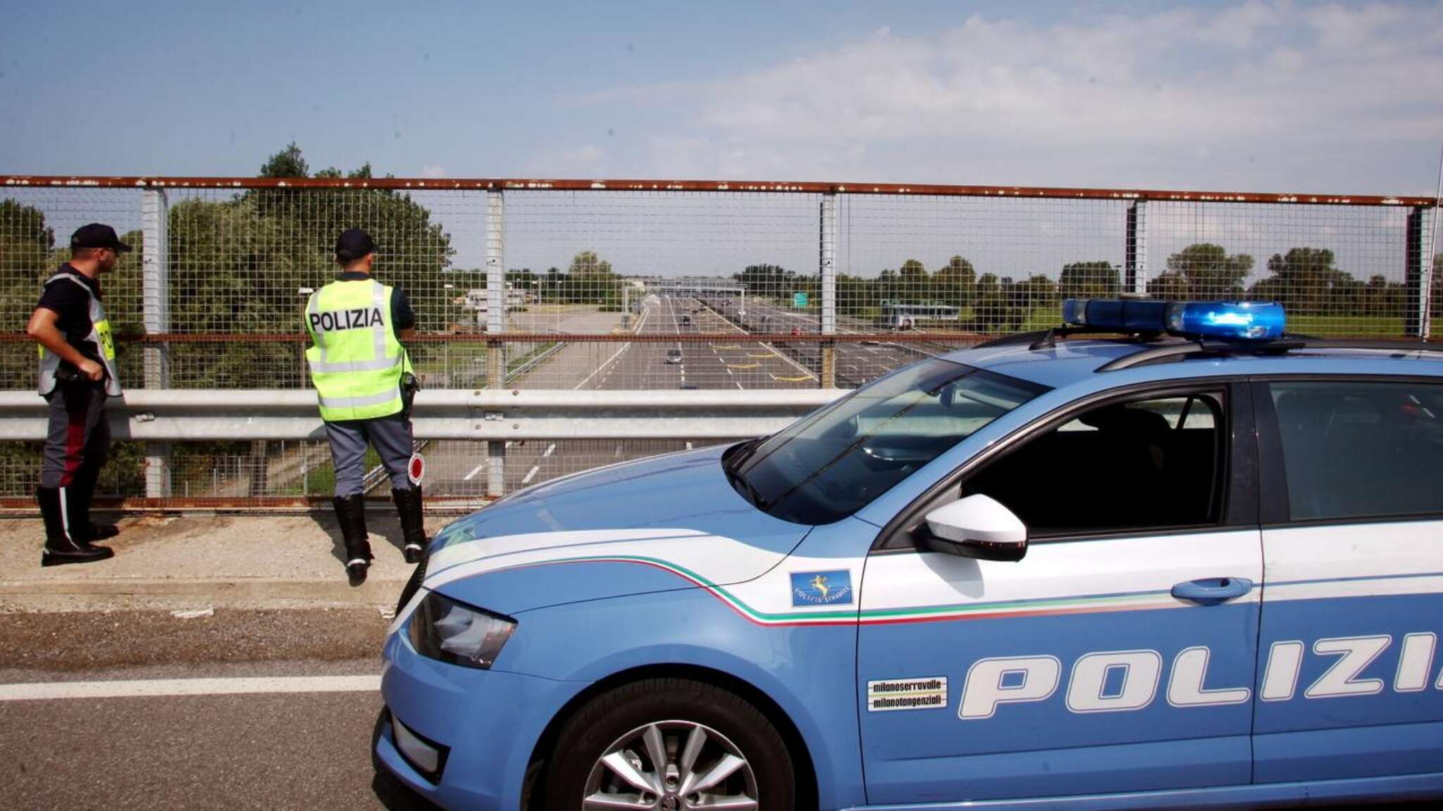 Auto cade da cavalcavia nel Barese: morti due ragazzi di 24 e 21 anni