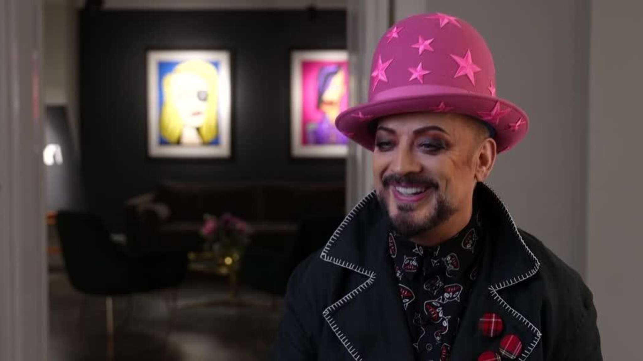 La seconda vita di Boy George: in mostra i ritratti coloratissimi dedicati a Bowie, Madonna, Prince