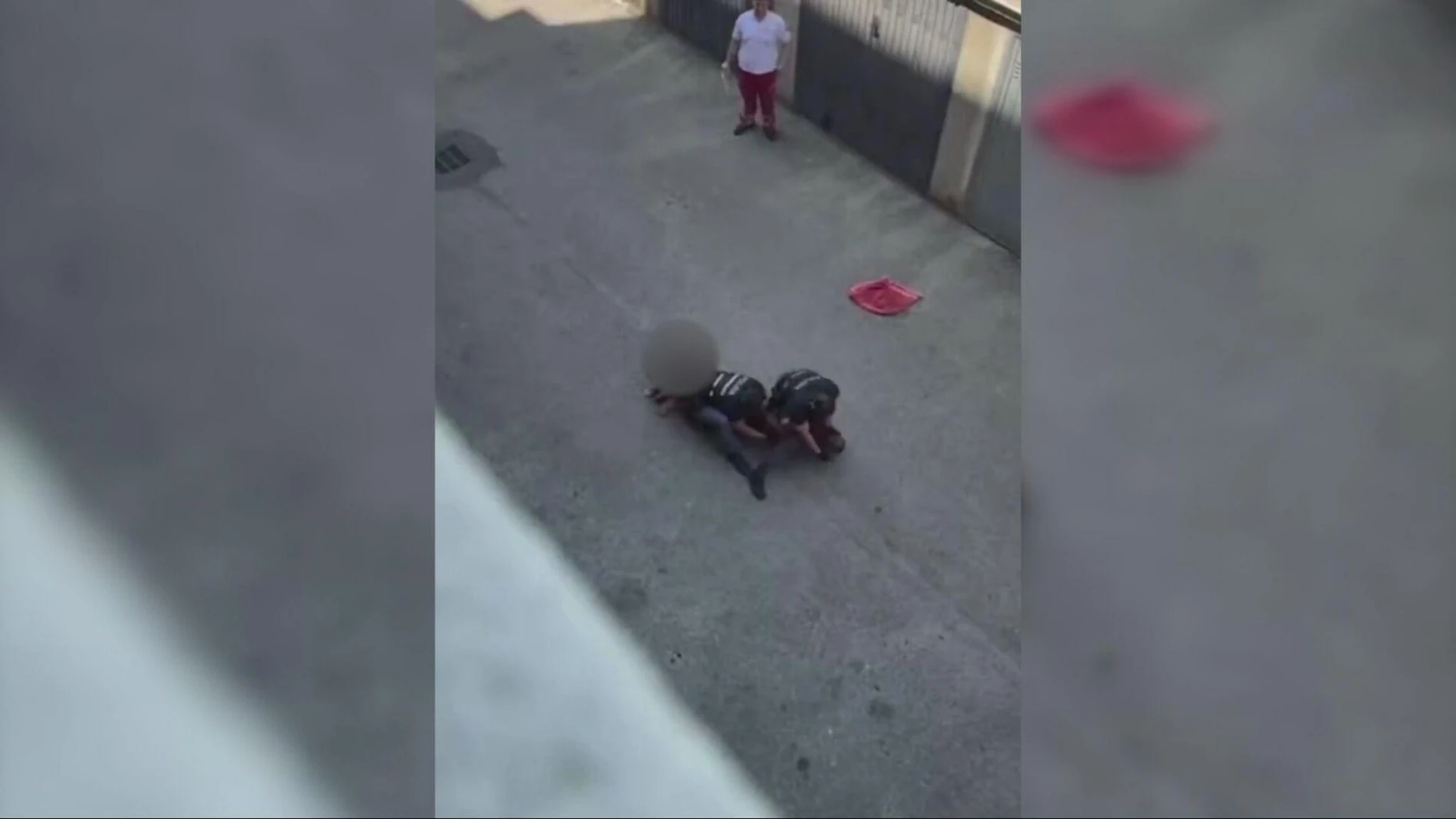 Morire nelle mani della polizia, la cronaca e il video