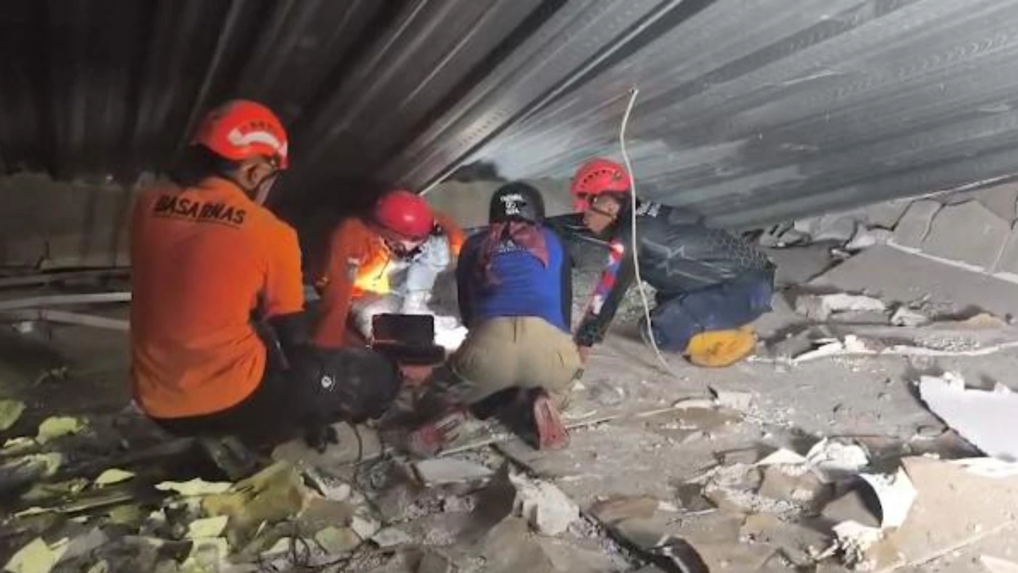 Crolla una scuola in Indonesia, c'è una vittima: si scava tra le macerie per salvare i dispersi
