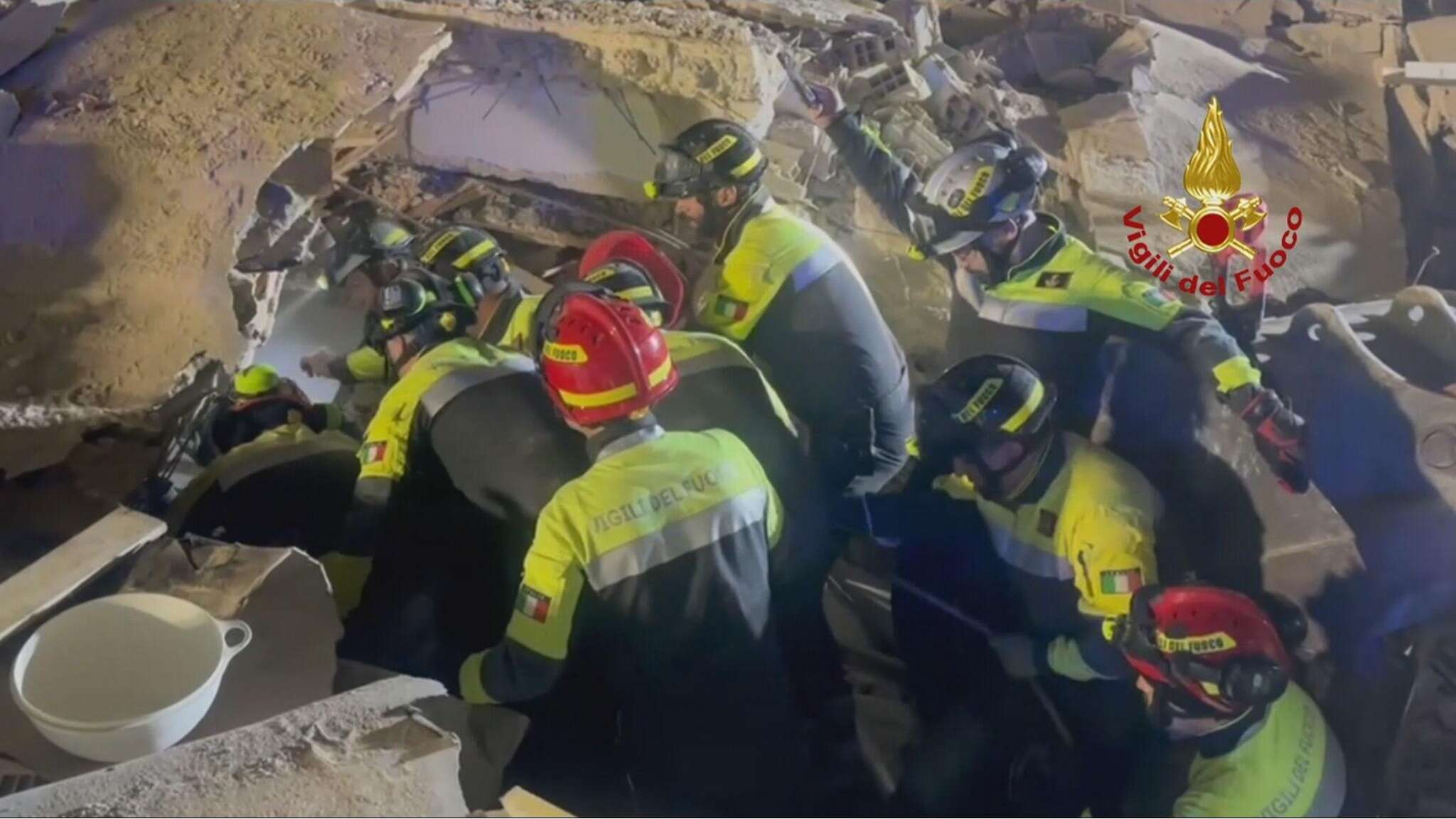 74 anni, 24 ore sotto le macerie. Il salvataggio, l'applauso