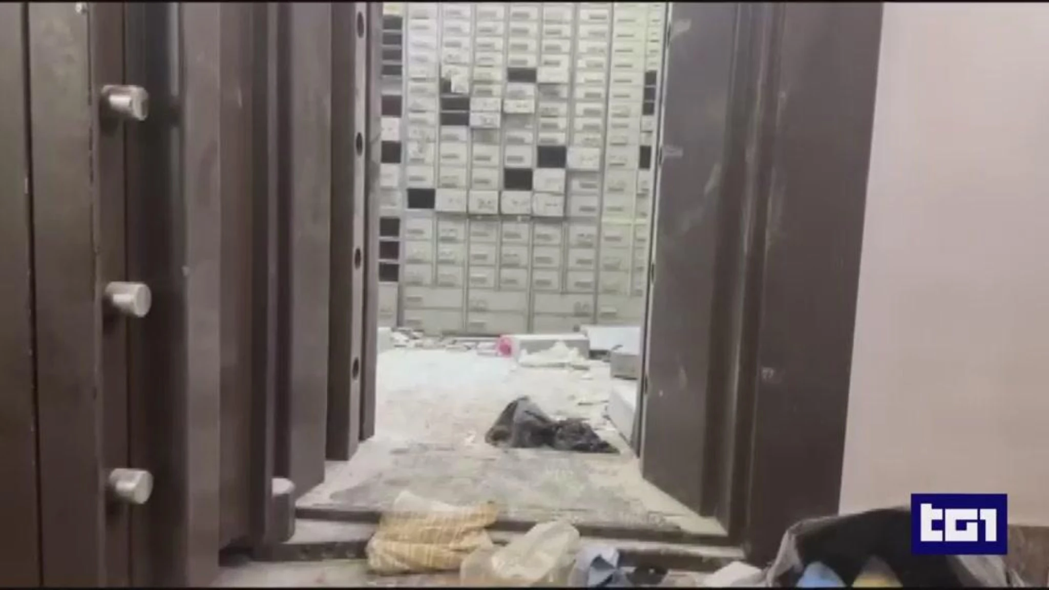 Caccia alla banda del buco, ricco bottino per la rapina al Crédit Agricole