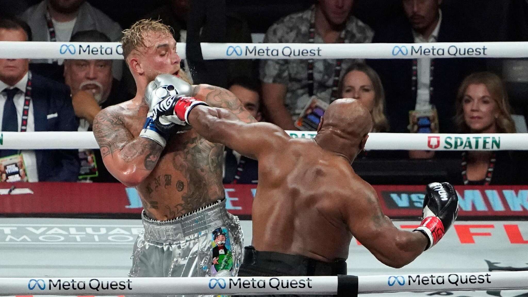 Tyson vs Jake Paul il film del match: 8 round e Paul vince ai punti, ecco Iron Mike sul ring