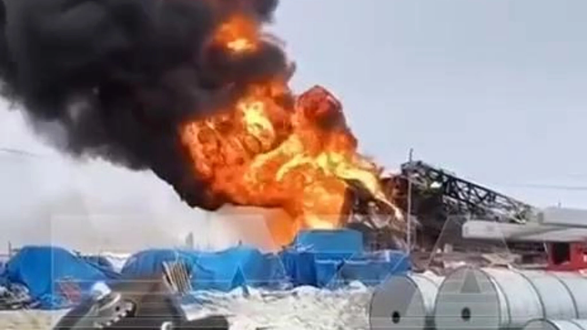 Incendio dell'impianto petrolifero russo, il fuoco ed il denso fumo nero a Jamalo-Nenets