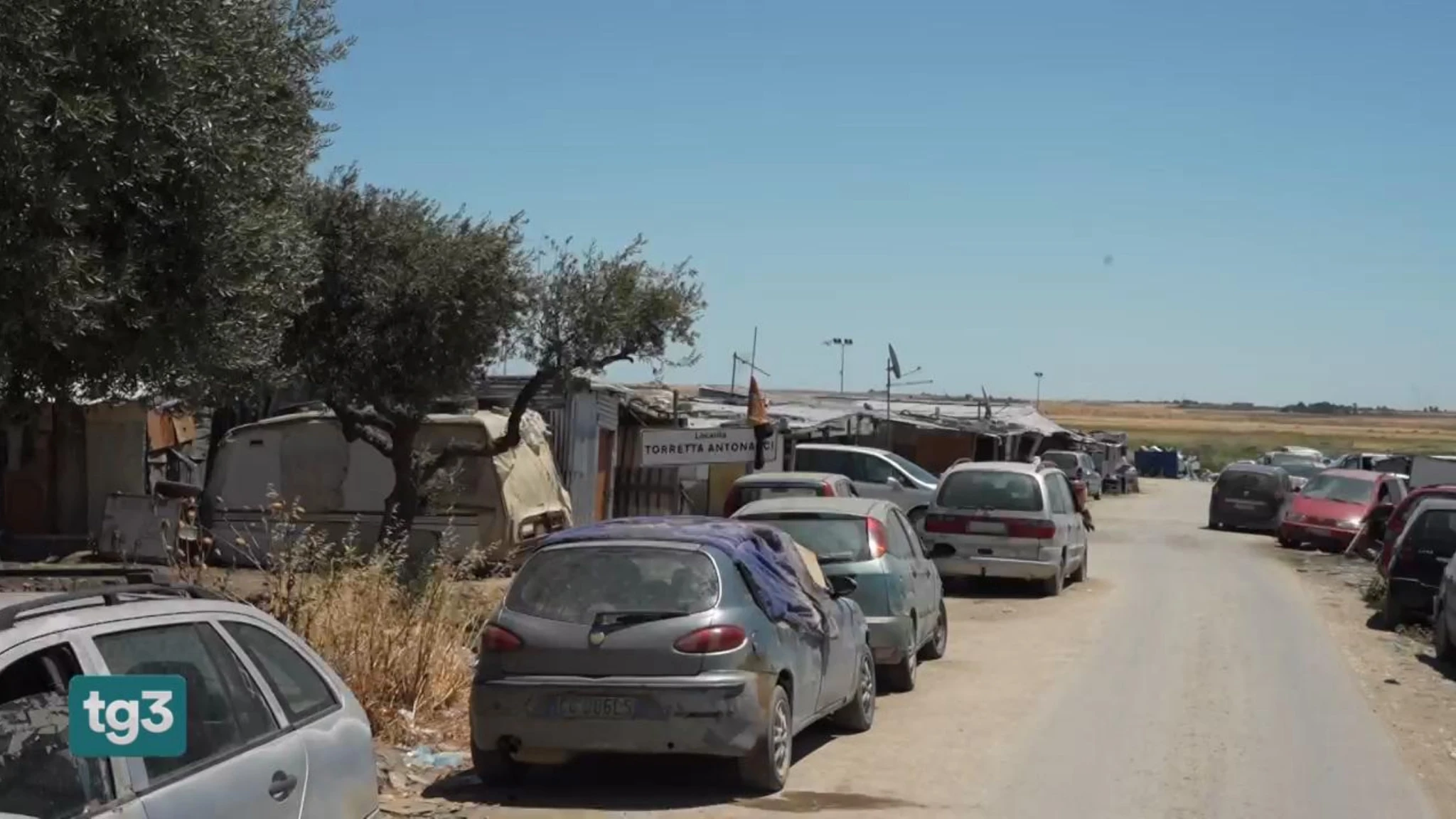Viaggio nel ghetto dei migranti di Torretta Antonacci, tra degrado e mancanza d'acqua