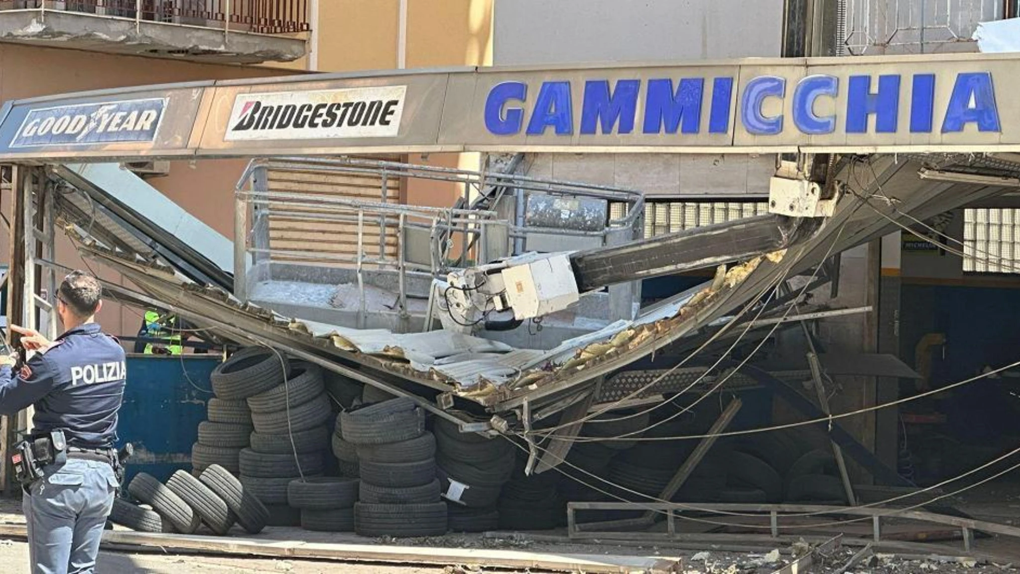 Incidente sul lavoro a Palermo, due operai morti caduti da una gru