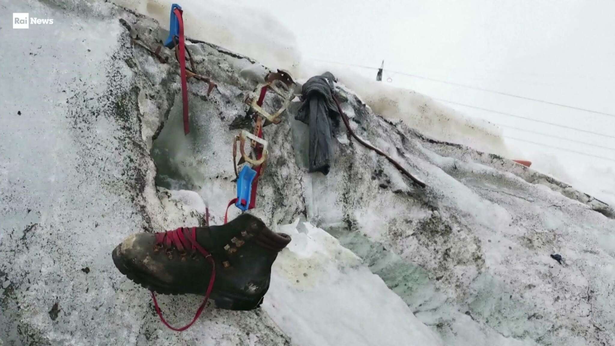 Il ghiacciaio del Teodulo si ritira, riaffiorano i resti di un alpinista scomparso nel 1986